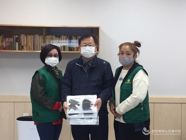 ▲ 신사우동새마을부녀회(회장 이희순)는 1일 춘천북부노인복지관(관장 박재호)에 저소득 노인의 코로나19 감염예방을 위해 사용해 달라며 마스크 200장을 전달했다.
