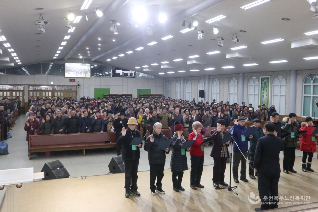▲ 춘천북부노인복지관 노인사회활동지원사업 발대식이 21일 춘천 순복음교회에서 박재호 춘천북부노인복지관장,한현주 시 복지국장과 사업 참여 어르신들이 참석한 가운데 열렸다.