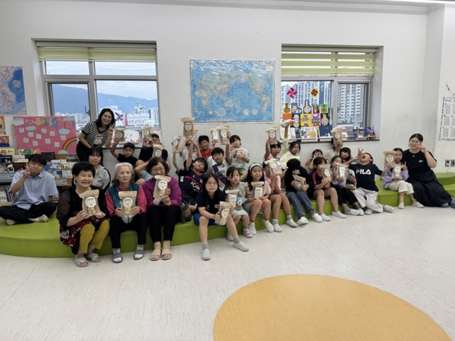 ▲ 춘천북부노인복지관(관장 최기원)이 4일 추석을 맞아 석사꿈자람나눔터(센터장 최경희)와 한숲다함께돌봄센터(센터장 허미옥) 두 기관과의 협력을 통해 어르신과 초등학생이 함께하는 세대 통합 전통 음식 만들기 체험을 진행했다.