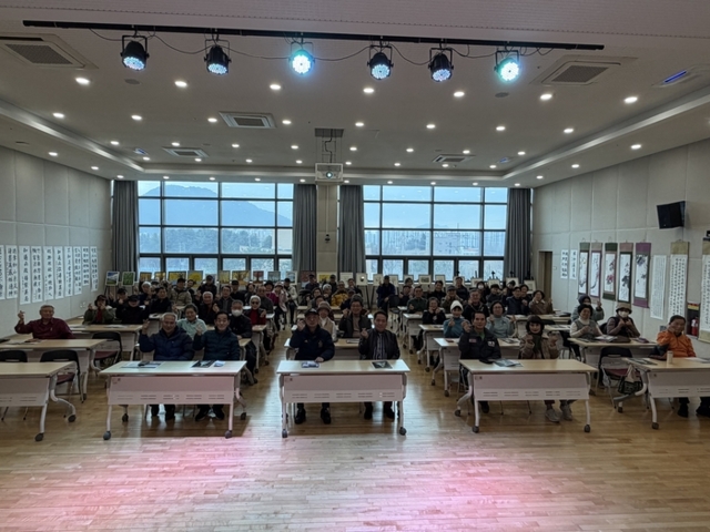 ▲ 춘천북부노인복지관(관장 최기원)은 10일 복지관 강당에서 ‘2025년 제1회 스마트 평생교육 페스타’를 개최, 육동한 춘천시장과 김진호 춘천시의회 의장이 참석했다.