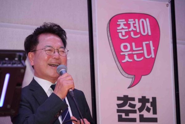 육동한 춘천시장, 북부노인복지관서 통기타 힐링콘서트 참석.jpg