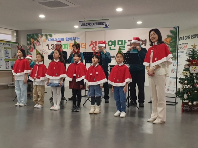 ▲ 반다비 꿈자람나눔터는 25일 돌봄센터에서 1·3세대 통합프로그램으로 춘천북부노인복지관의 하모니카팀 샬롬 동호회와 반다비합창단이 함께하는 반다비음악회를 진행했다.