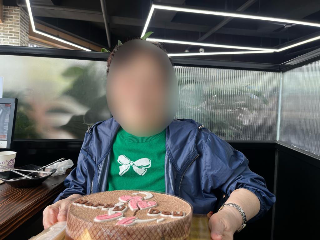 생일케이크 전달.jpg