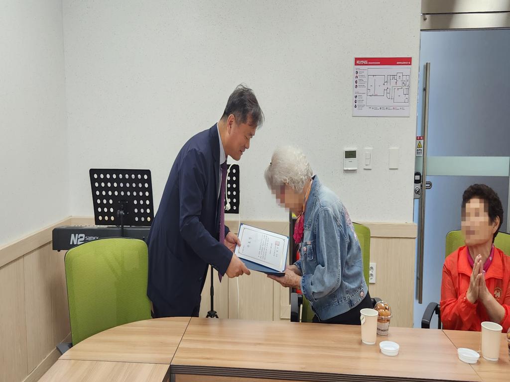 20251002_수료증 수여.jpg