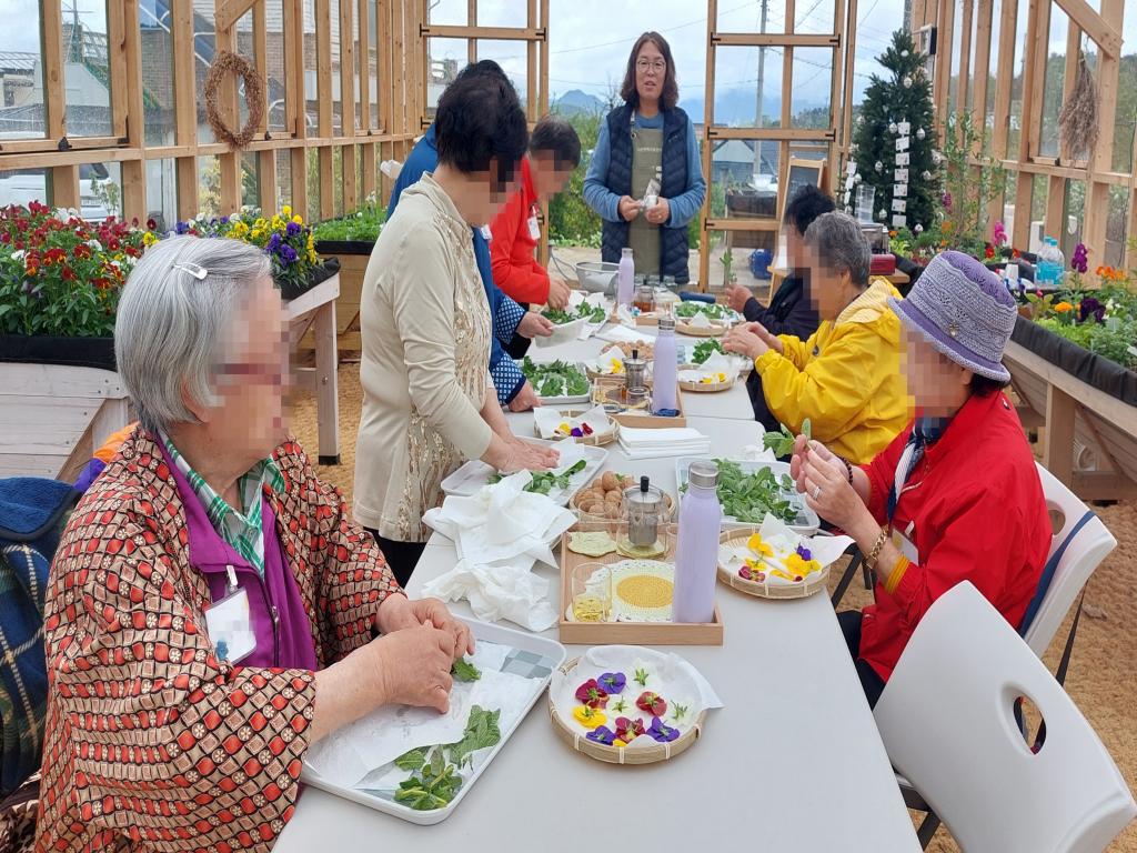 20240424_A집단 꽃잎 말리기.jpg