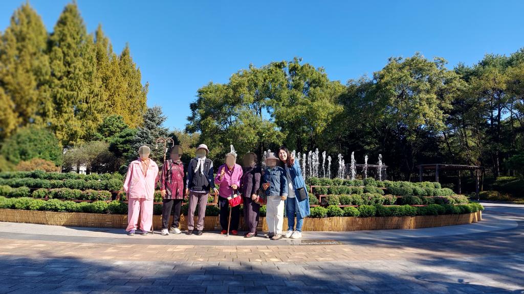 20241002_분수대앞에서.jpg