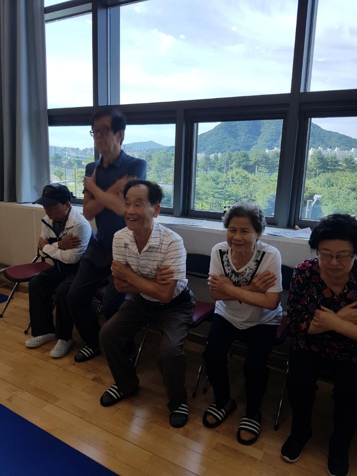 180911 체력측정 의자에앉았다일어서기.jpg