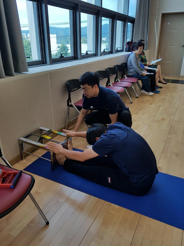 180911 체력측정 앉아윗몸 앞으로굽히기.jpg
