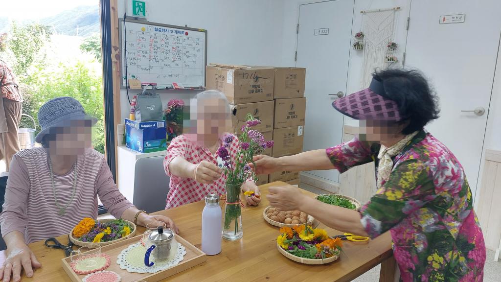20240710_B집단 꽃병장식.jpg