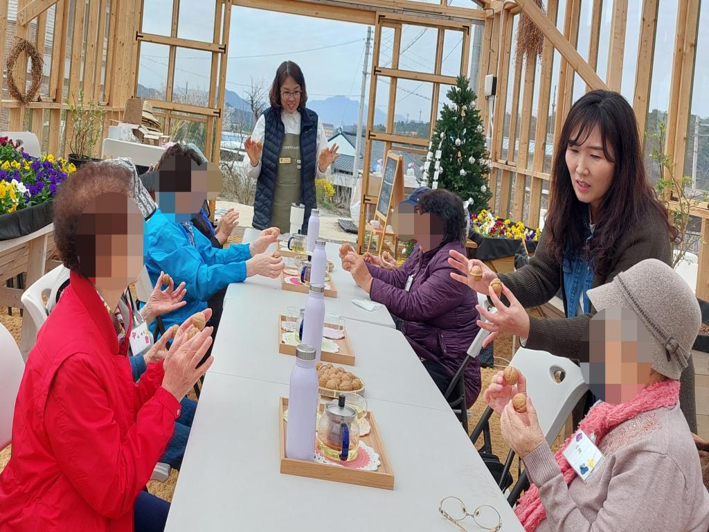20240404_C집단 단체활동(호두 손운동).jpg