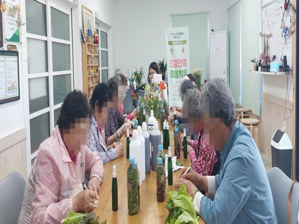 20240528_B 집단 벌레퇴치스프레이만들고 이름쓰기(허브알콜,계피알콜,아로마 향기).jpg