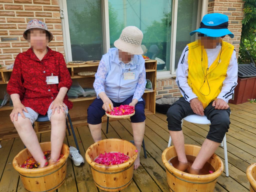 20250617_천궁 다린물에 꽃잎 띄우기.jpg