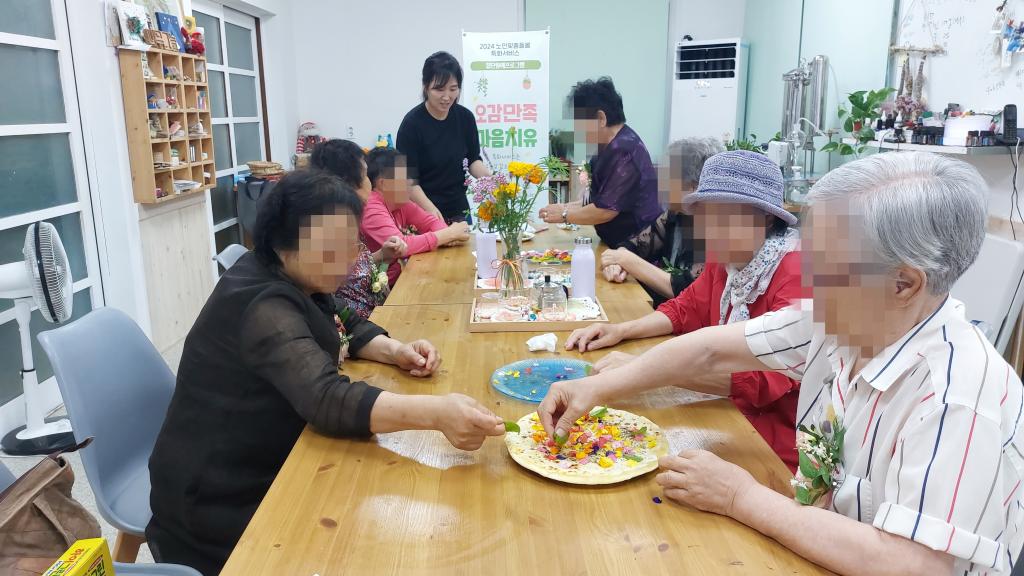 20240717_갓구운 피자에 꽃 토핑.jpg