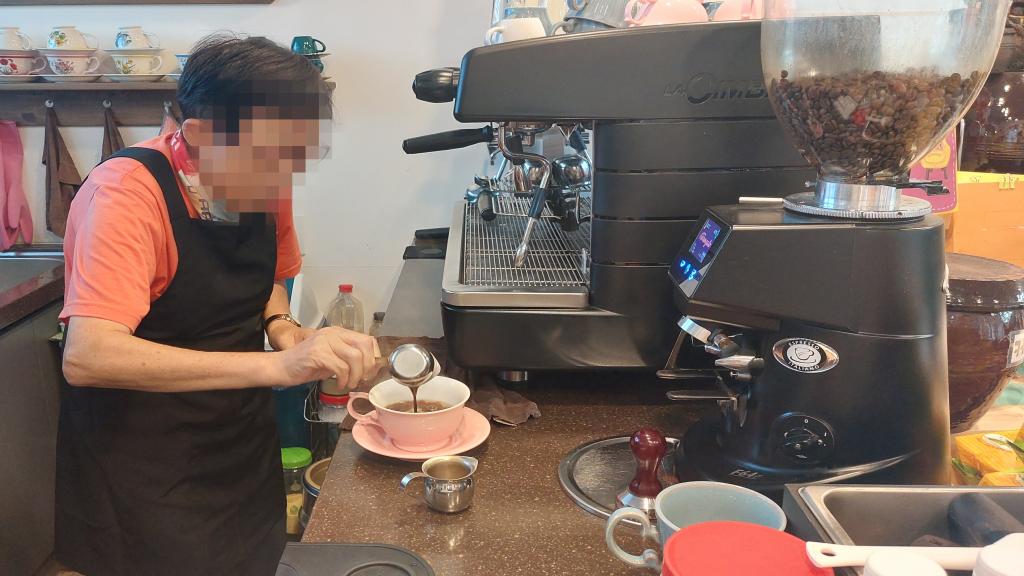 20240821_뜨거운 물에 내린 원두 투샷.jpg