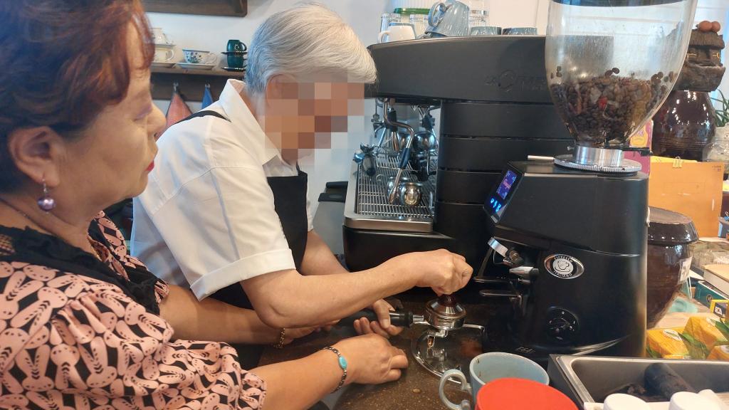 20240821_분쇄한 원두를 꾹 눌러 주세요.jpg