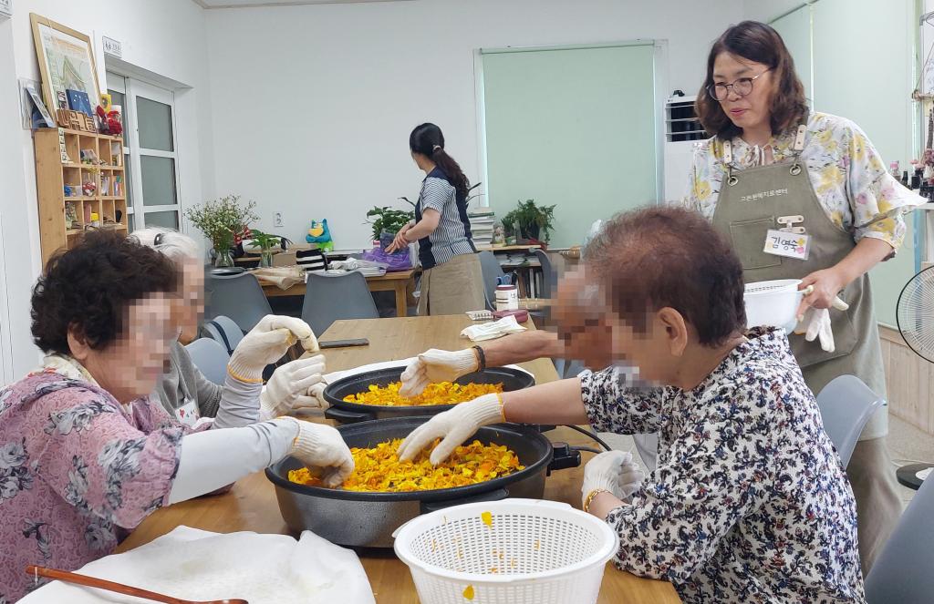 20240613_C집단 8회기 꽃 덖기.jpg