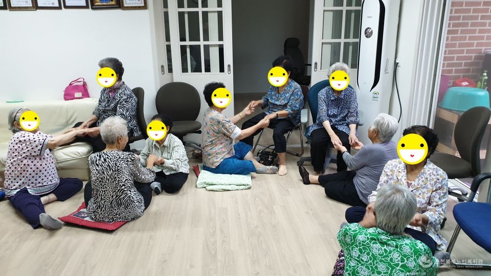 손잡고 인사하기.jpg