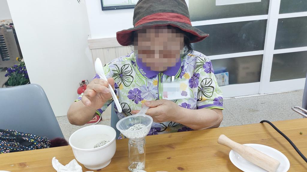 20240619_허브솔트 병에 담기.jpg