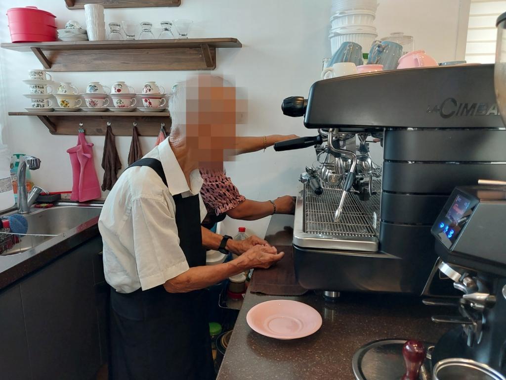20240822_C집단 원두 내리기.jpg