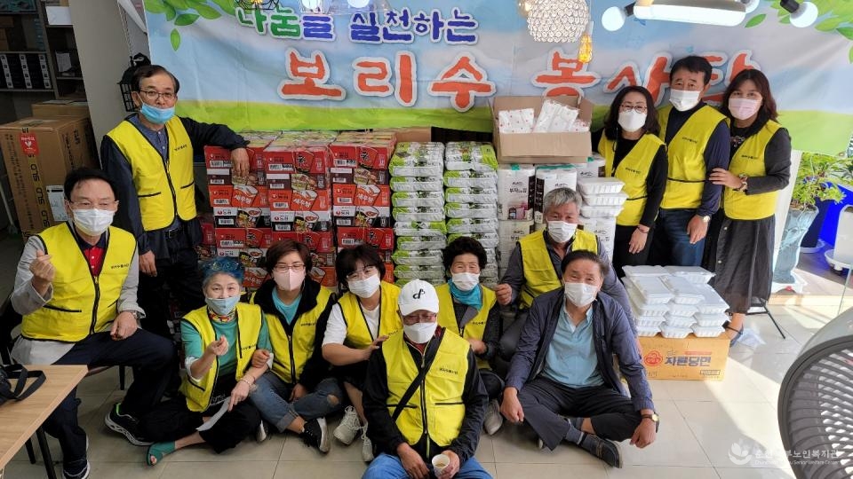 보리수 봉사단 전달.jpg