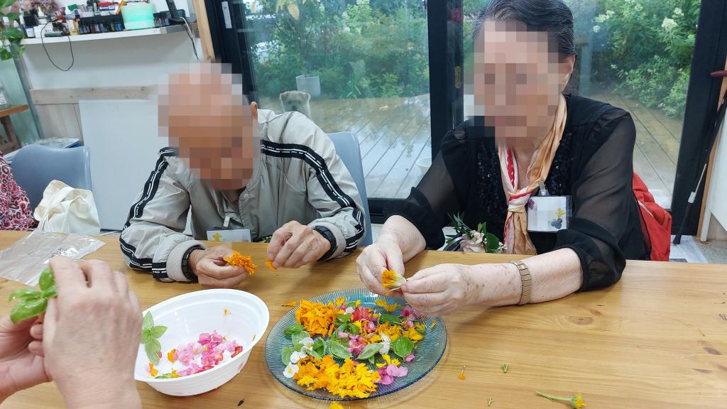 20240718_허브 꽃 토핑 손질.jpg