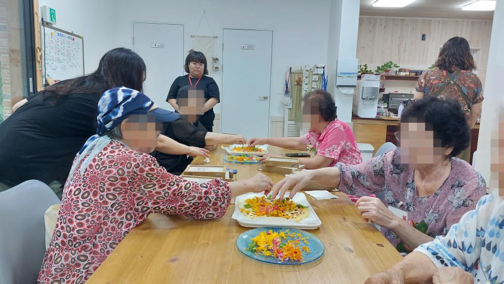 20240718_피자에 허브 토핑 올리기.jpg