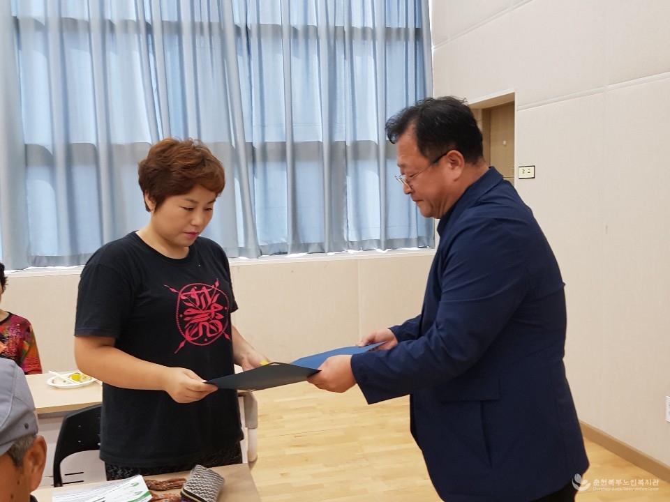 위촉장 전달6.jpg