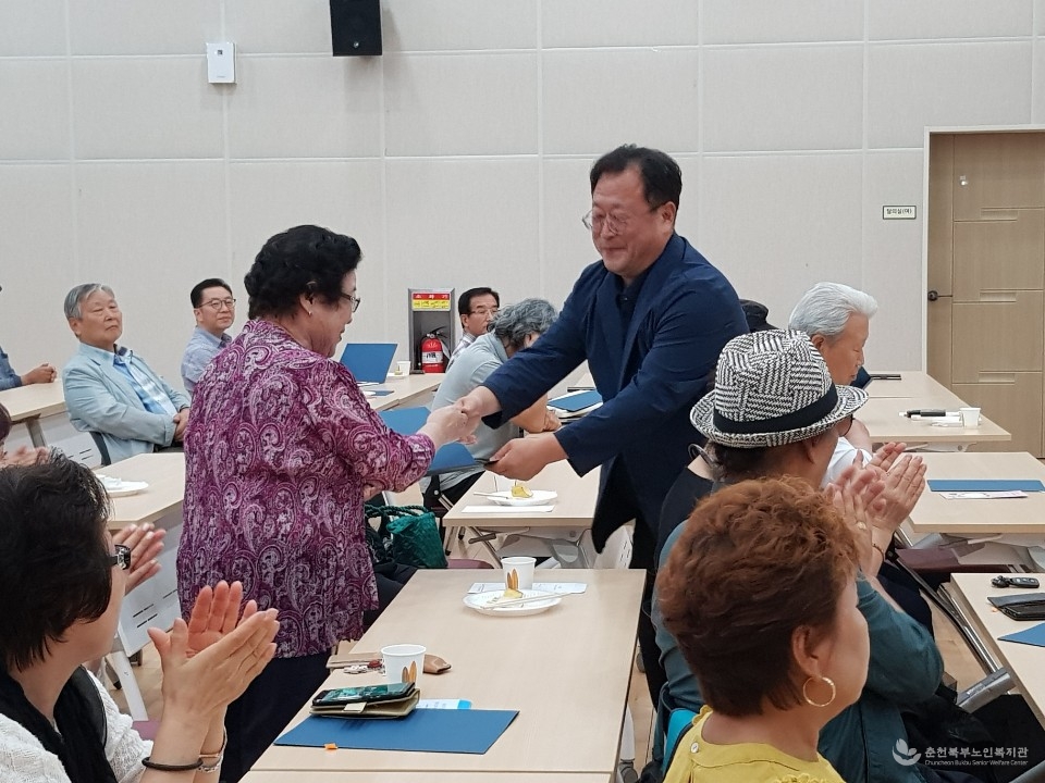 위촉장 전달3.jpg