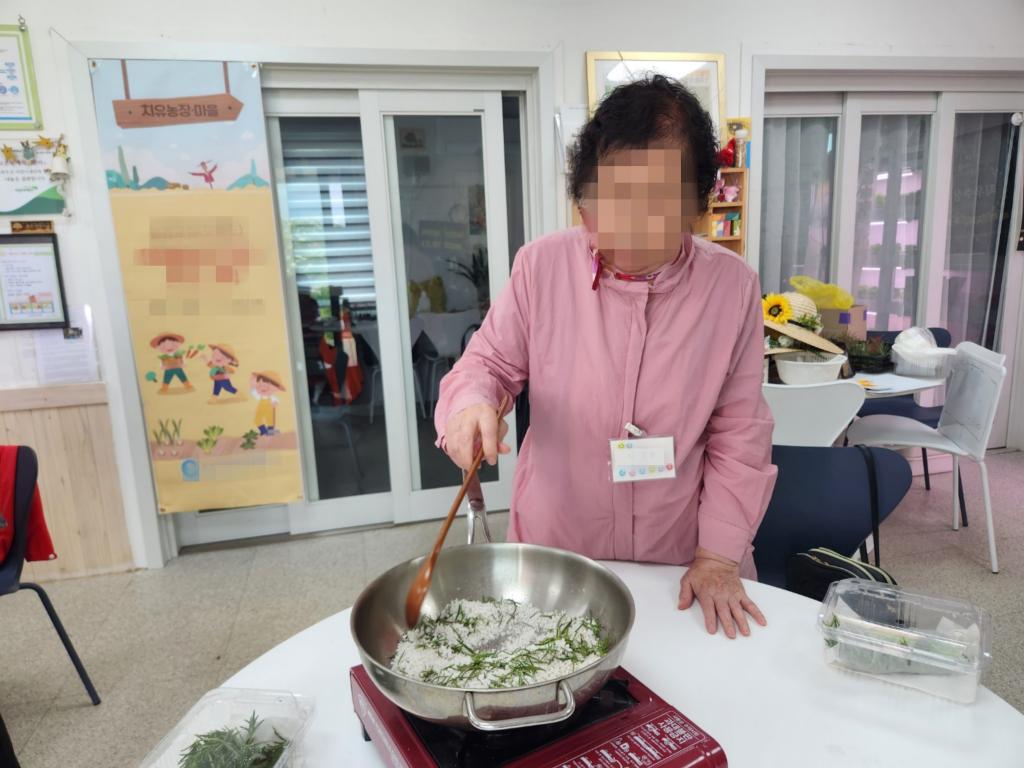 20250528_로즈마리 허브 건조후 덖기.jpg