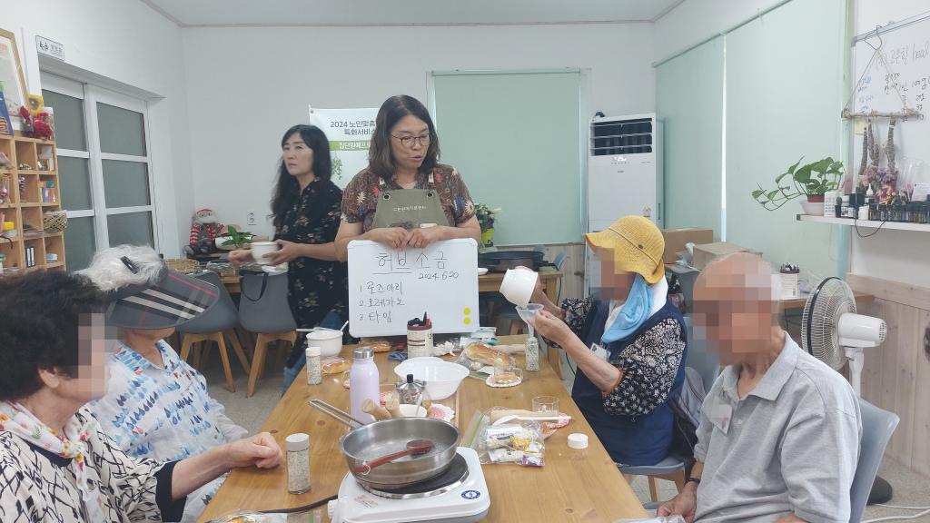20240620_허브소금 병에 넣기.jpg