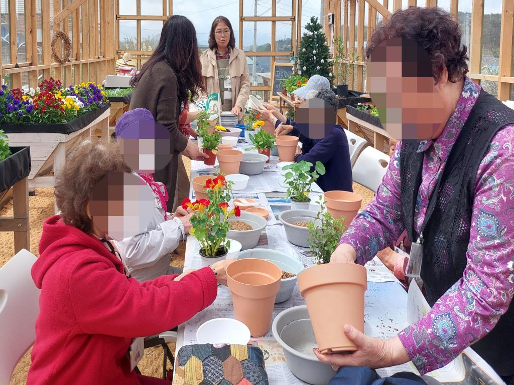 20240416_화분에 모종심기.jpg
