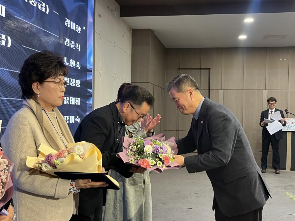 강사 감사장 전달 (2).jpg